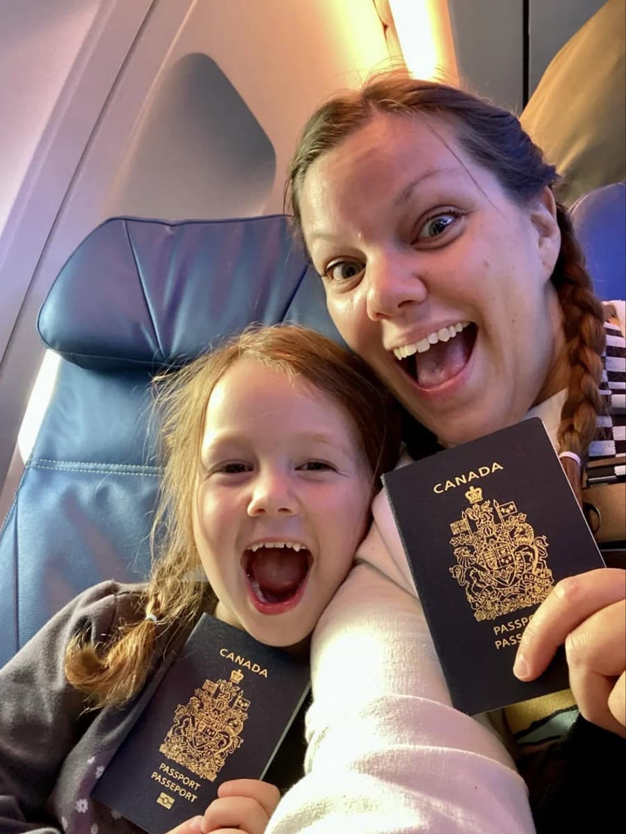 Marie-Ève et sa fille dans l'avion, passeports canadiens à la main
